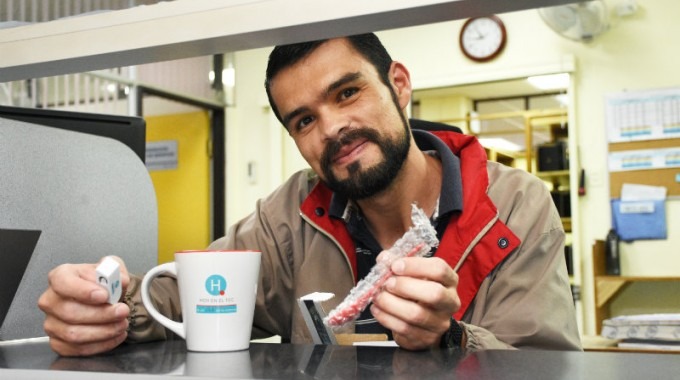 funcionario_biblioteca_muestra_taza_hoy_en_el_tec_