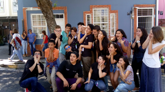 Jóvenes del taller de teatro posan con caras de susto.