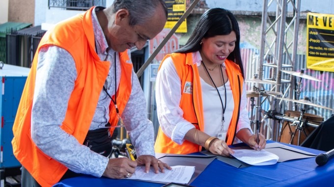 La fotografía muestra el momento de la firma del convenio entre la rectora María Estrada, representante legal del TEC y por Fernando Vega, quien en ese momento era el presidente de la Junta Directiva de Barrio Amón
