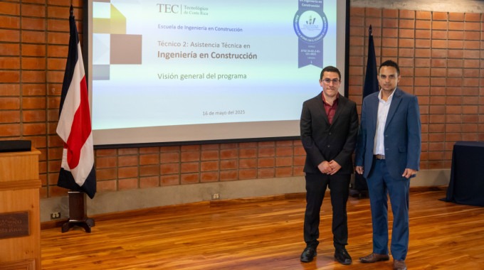 Dos profesores posan 