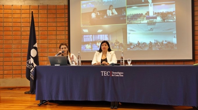 Imagen de la Rectora del TEC, María Estrada, junto a Kendy Chacón, secretaria del Sindicato.