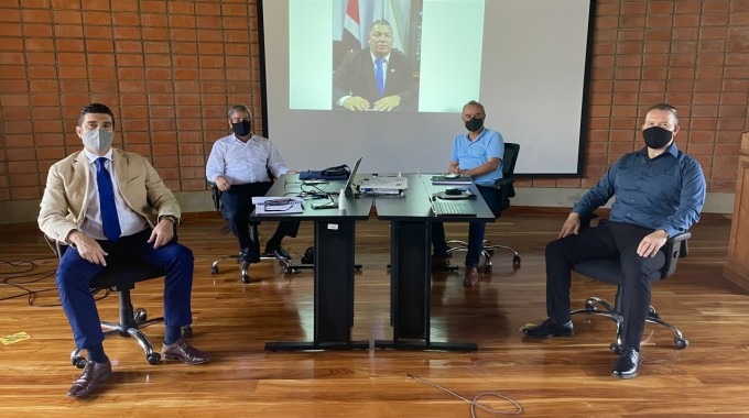 La fotografía muestra parte de la reunión en el edificio D3. Los ejecutivos sentados en su silla, frente a una mesa. 