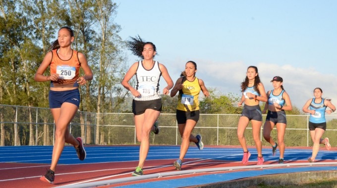 Imagen de varias estudiantes compitiendo en atletismo.