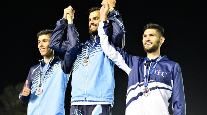 Imagen de tres muchachos tomados de las manos recibiendo la medalla.