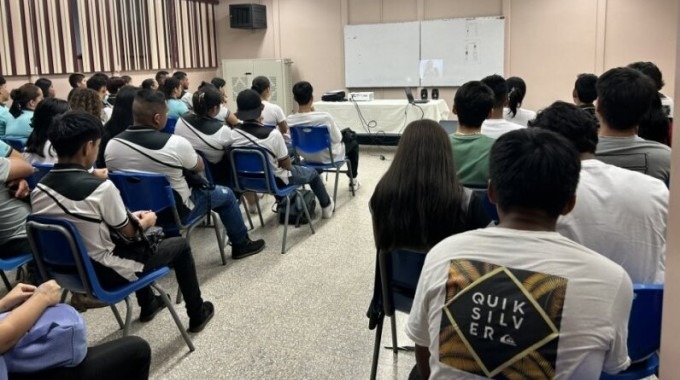 Imagen de varios estudiantes en el aula recibiendo clases.