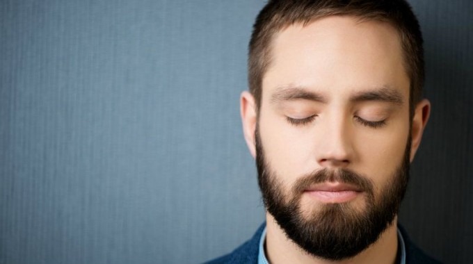 Rostro de un hombre con los ojos cerrados