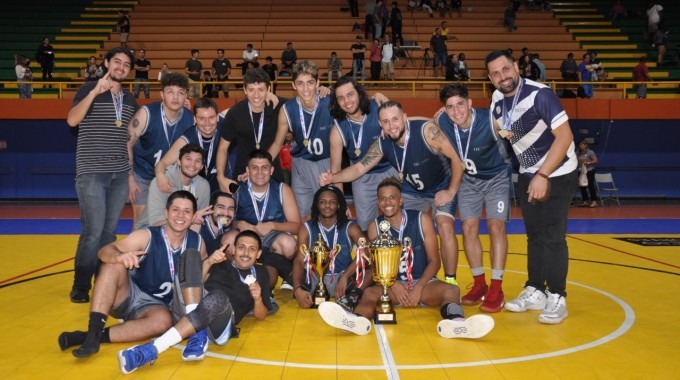 Jugadores celebrando con medallas y trofeo.