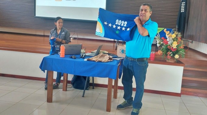 El funcionario enseña la bandera azul.