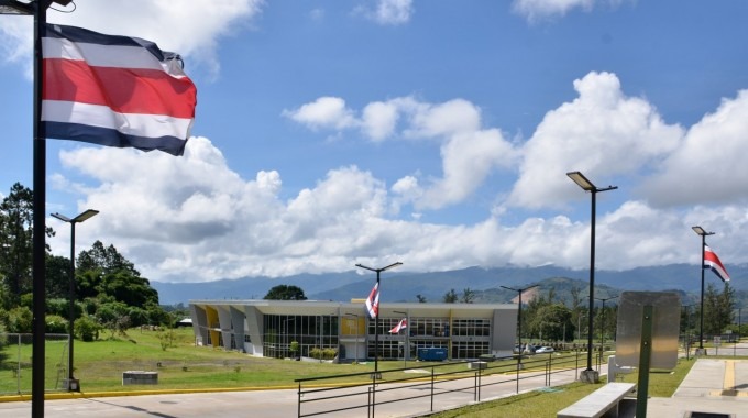 Fotografía del campus central en Cartago con decoración de banderas. 