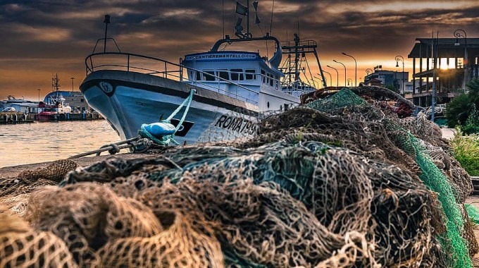 redes de pesca y barco en mar