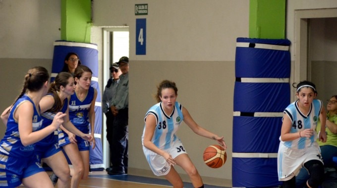 mujeres jugando baloncesto 