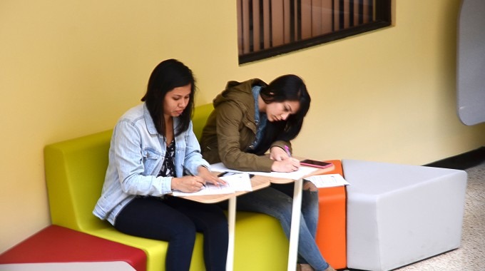 Estudiantes de los cursos de verano del TEC utilizan los nuevos muebles de la Biblioteca. (Foto: OCM)