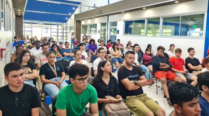 Los jóvenes escuchando la charla.