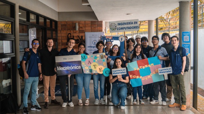 Imagen de varios estudiantes de diversas carreras del TEC, en el acto de bienvenida.