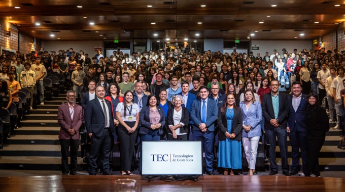 foto de las autoridades con personas estudiantes