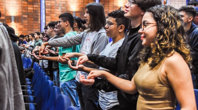 jóvenes en el auditorio