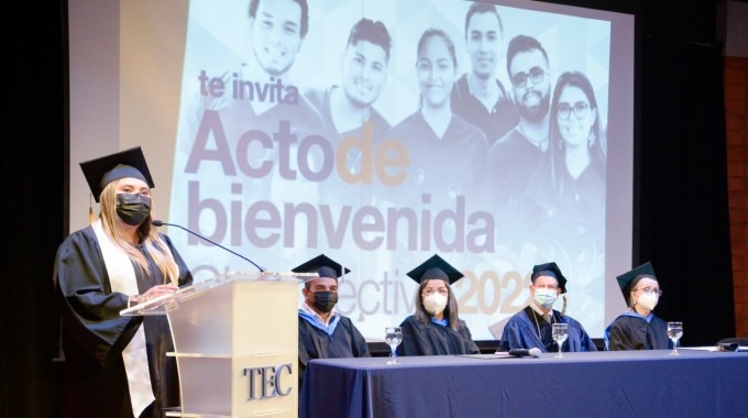 abigail quesada dando palabras de bienvenida