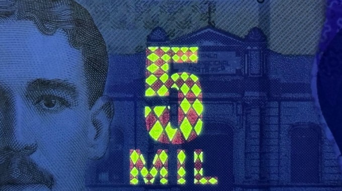 billete 5mil colones con luz ultravioleta