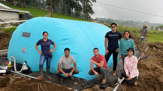 Estudiantes en instalación de biodigestor