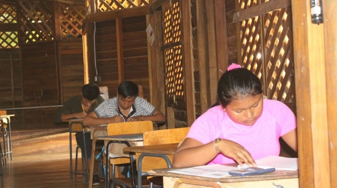 Imagen de tres estudiantes indígenas realizando el examen de admisión al TEC.