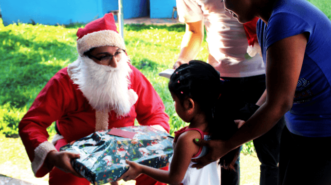 Estudiantes del TEC realizaron una fiesta de navidad para niños y padres de la Escuela Unidocente de Shuabb. Foto: Cortesía D. Arias.