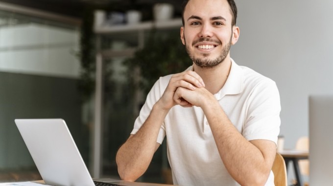 hombre frente a computadora 