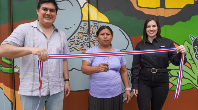 Tres personas cortan la cinta para inaugurar el Centro de Acopio