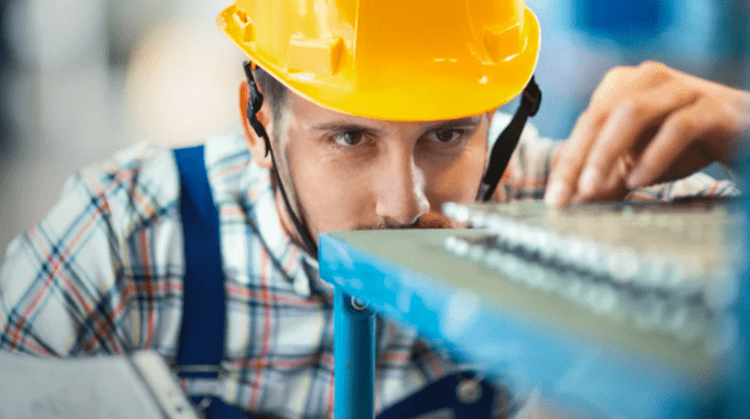 Ingeniero revisa en detalle sus obras.
