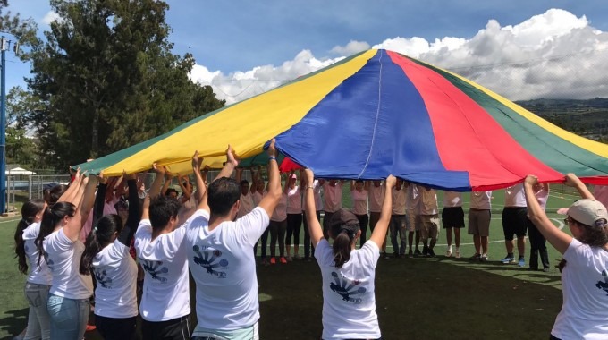 ALUMNOS EN CAMPO CON MANTA DE COLORES