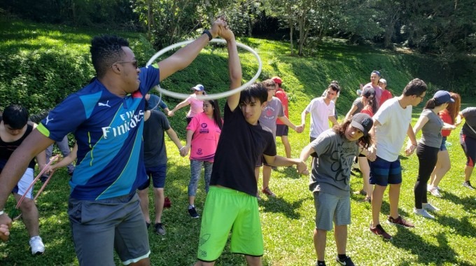 Imagen de varios estudiantes en un campamento.