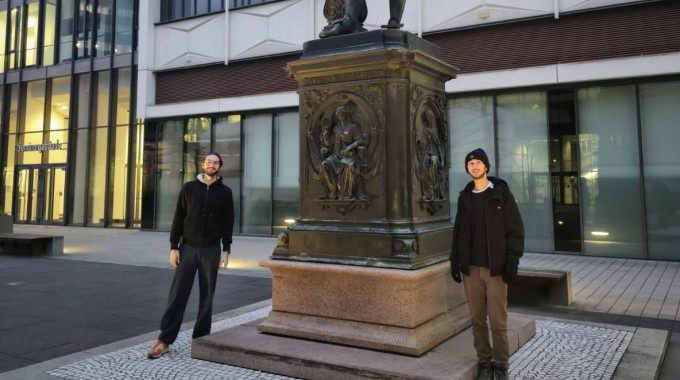 Dos estudiantes en el campamento de verano en Alemania.