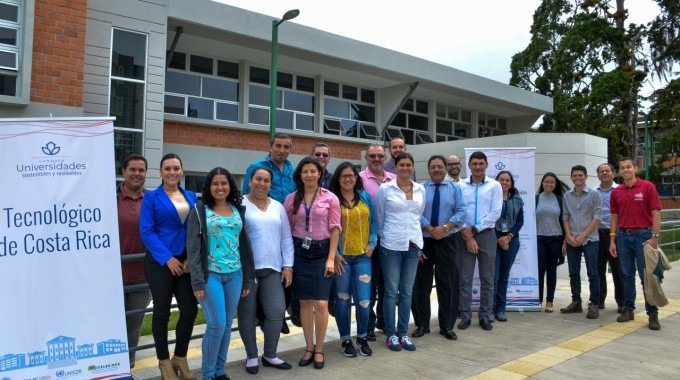 imagen de varias personas posando para la foto.