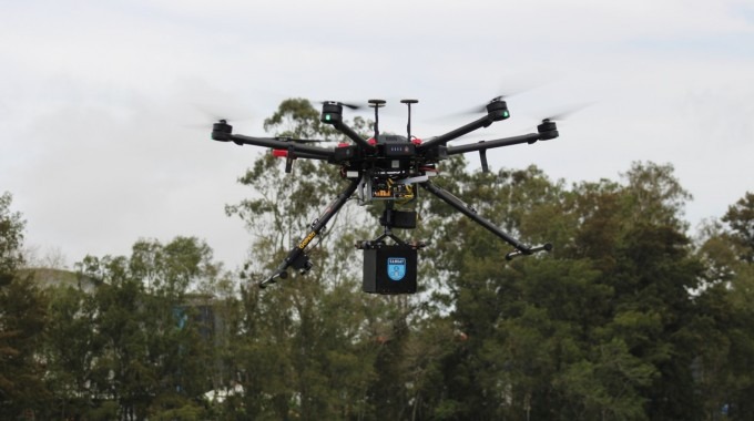 El dron cuenta con seis hélices. 