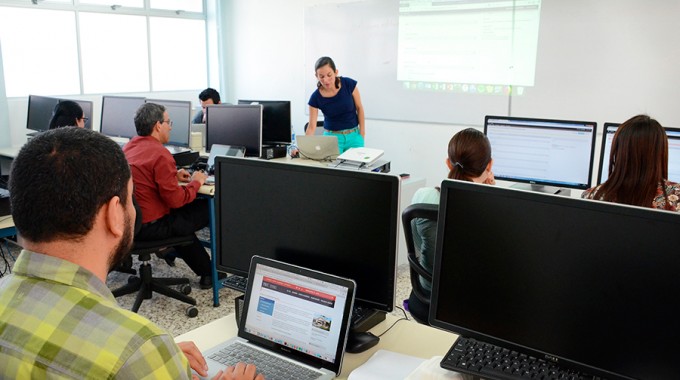 personas en laboratorio utilizando computadoras