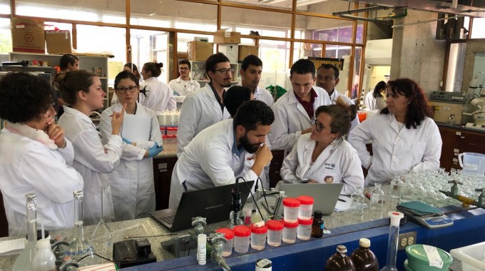 Imagen de varios estudiantes en el laboratorio