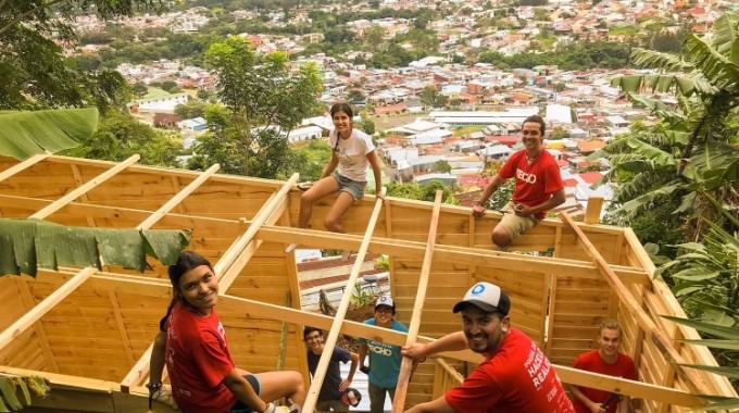 Grupo de jóvenes voluntarios de TECHO construyendo una vivienda de emergencia