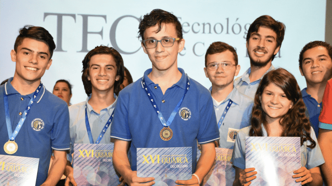 La fotografía muestra un grupo de estudiantes de colegio. 