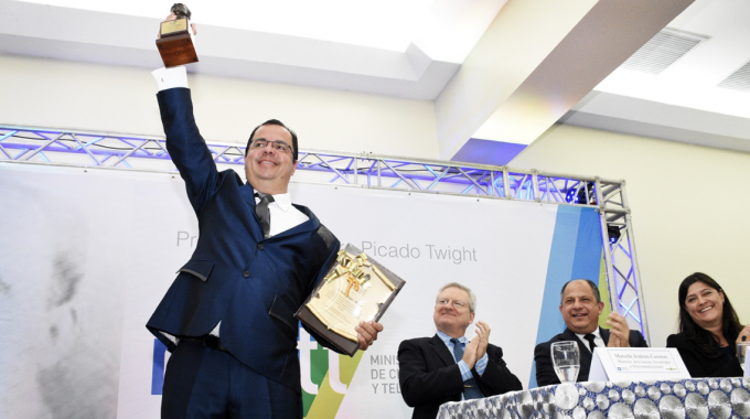 El científico Iván Vargas, tras lograr la primera descarga de plasma en un dispositivo único en Latinoamérica, fue declarado Premio Nacional de Tecnología, Clodomiro Picado Twigth 2016. (Foto: Ruth Garita / OCM).