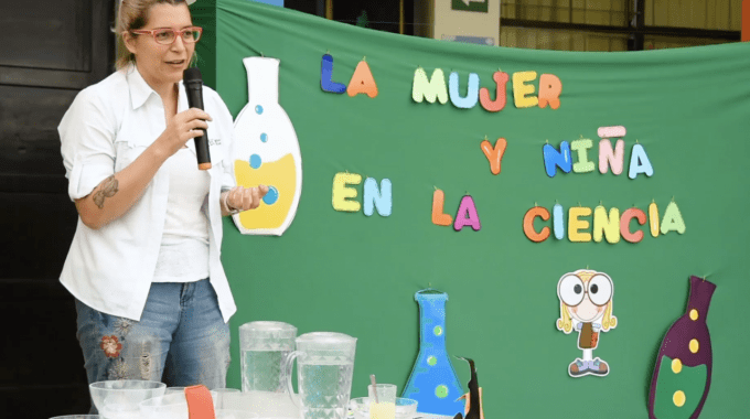 En la fotografía la física Natalia Murillo visita a los niños del TIPTEC para hacer experimentos con ellos