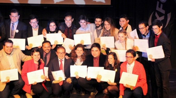 Un grupo de estudiantes muestran sus diplomas.