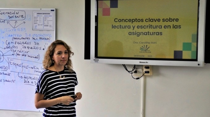 Doctora Carolina Roni brindando la capacitación