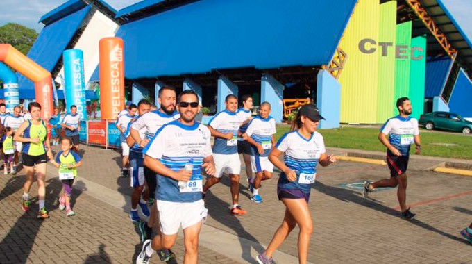 PERSONAS CORRIENDO FRENTE A EDIFCIO CTEC