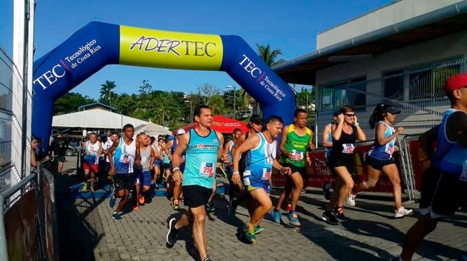 personas  corriendo en competencia