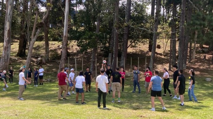 Imagen de varios estudiantes realizando actividades recreativas.