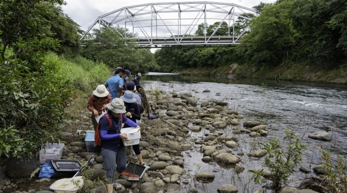 Investigadoras tomando muestras en un río.