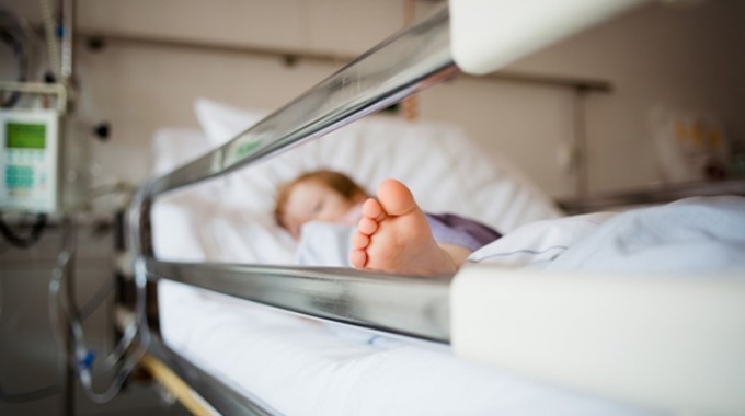 niño en cama de hospital