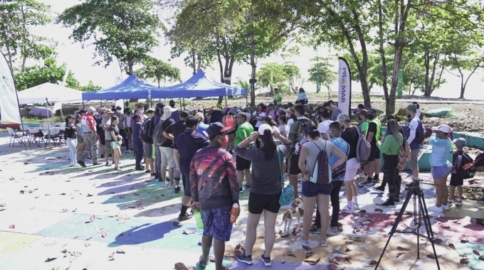 Imagen de varias personas recolectando basura en la playa Cieneguita.