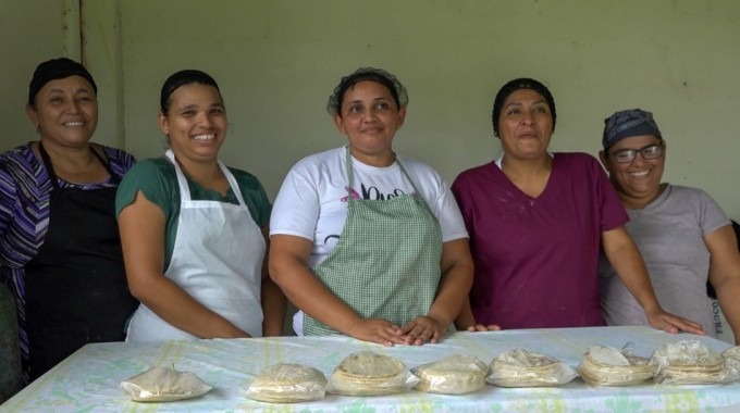 Mujeres junto a las tortillas que venden.