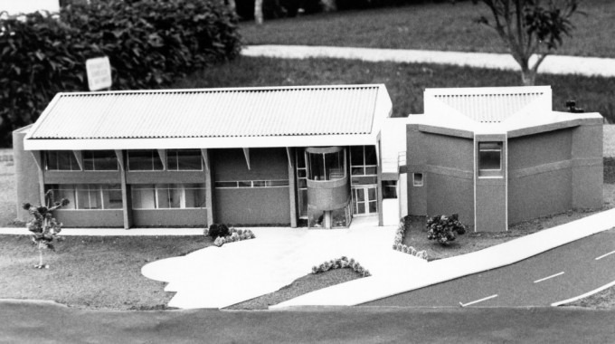 maqueta del edificio, en blanco y negro