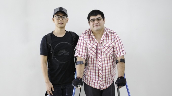 Imagen de dos hombres posando para la cámara. Ellos impartieron una charla sobre la "Inserción Laboral de personas con Discapacidad".
